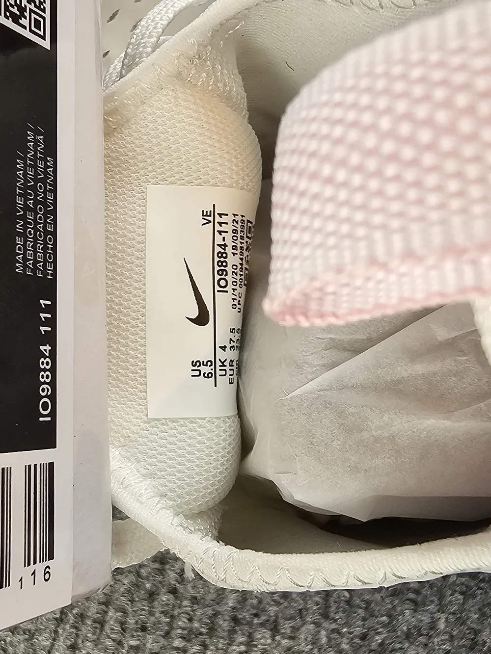 Nike Air Max 270 Women’s Sneakers - White & Pink